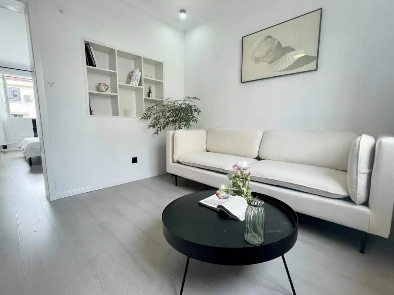 Hongqiao Road, Newly Renovated 1bdr, Monochromatic, Lines 3/4/10