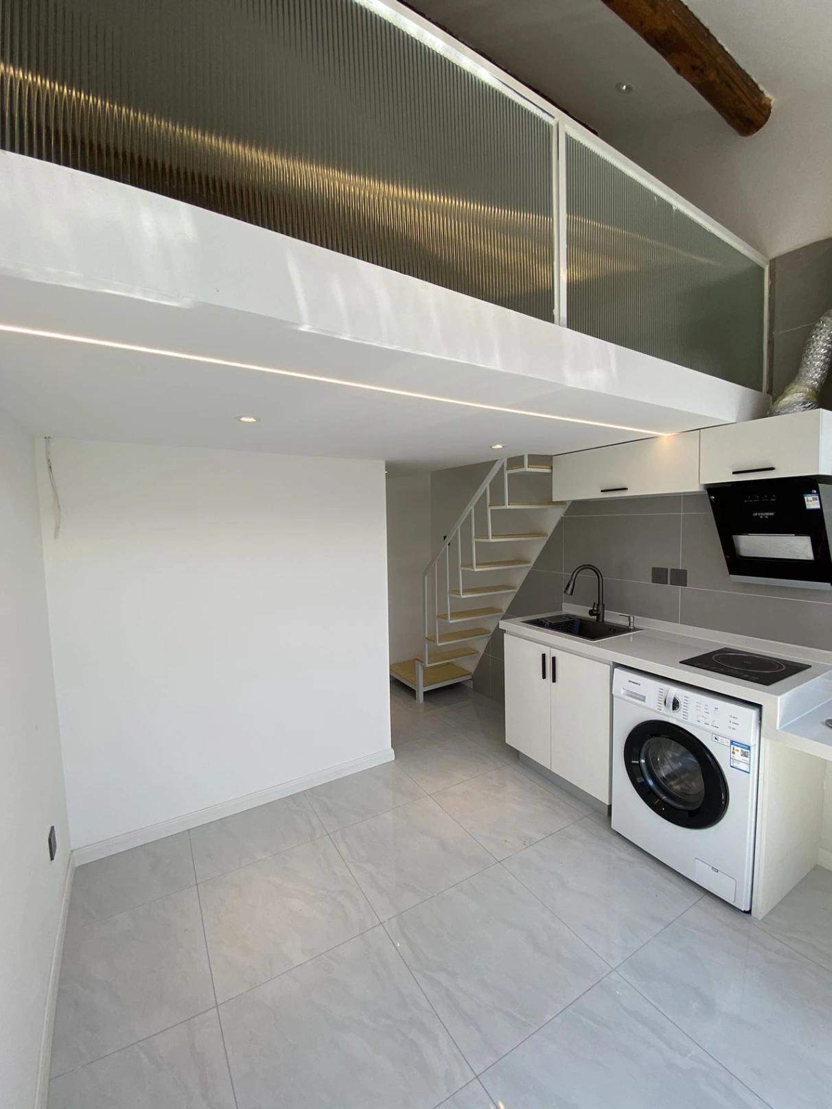 Financial Street, Newly Renovated Loft Studio, Fully Furnished