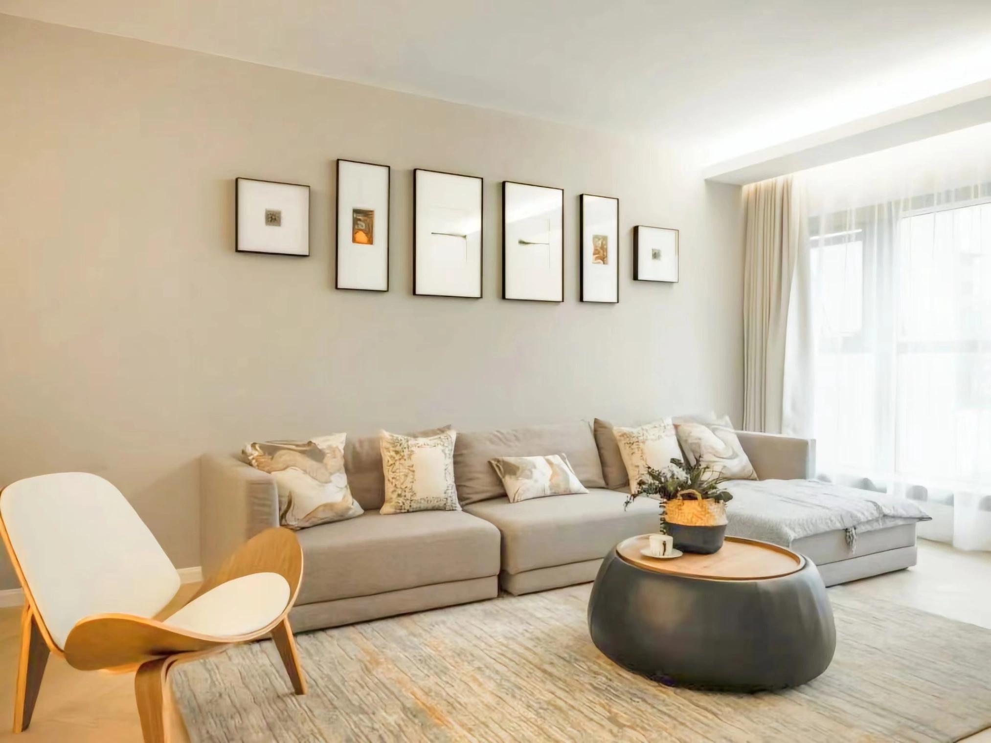 Nanjing West Road, Cozy Interior 3brs Apt, Fully Furnished