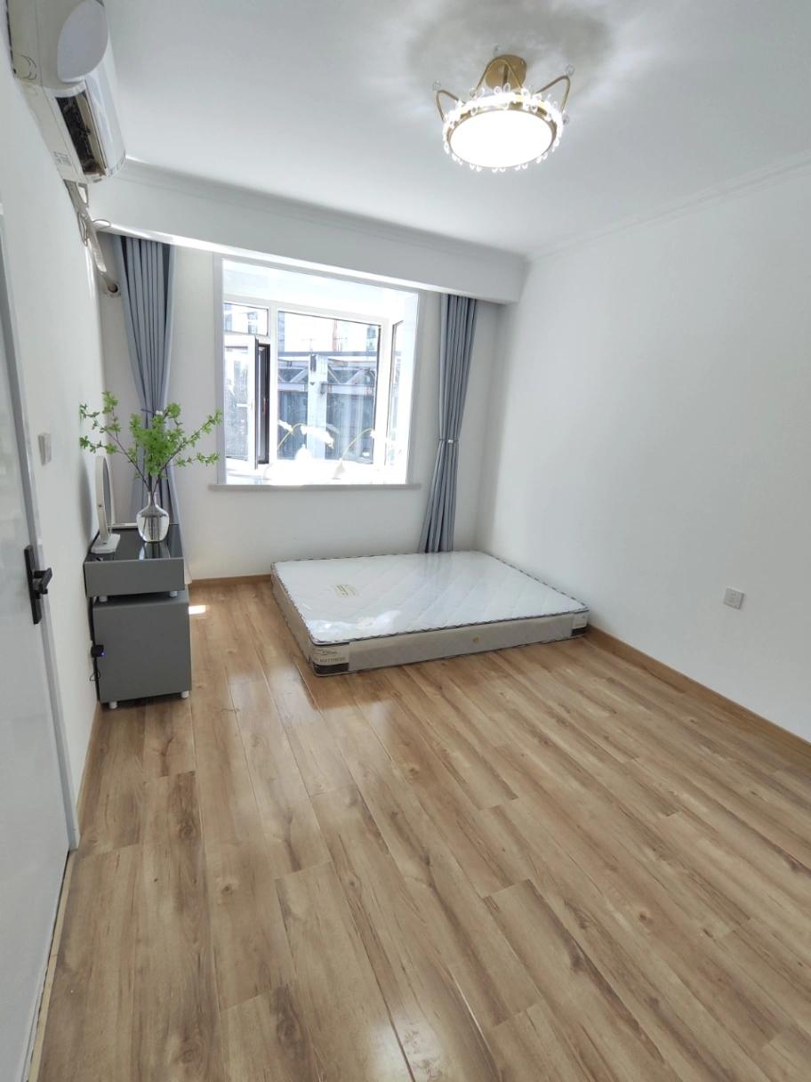 Sanlitun, 3rd Floor, Well-decorated, 2 Bds, 2 Bts, Spacious Area