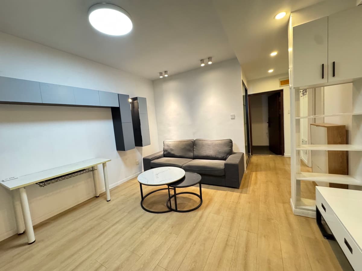 Nanjing West Road Station, Fengxian Xiaoqu Building 4 Room 504, 1bd